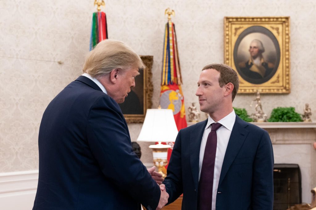 Mark Zuckerberg i-a închis contul lui Donald Trump până la finalizarea tranziției de putere de la Washington