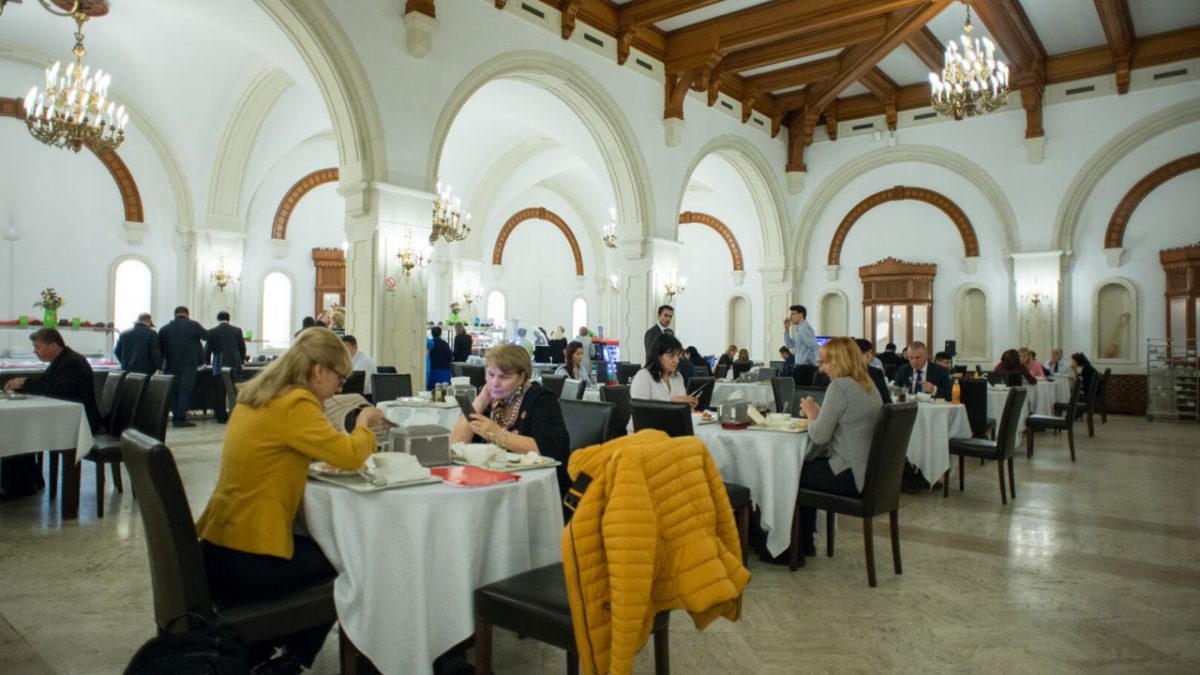 Meniul restaurantului din Palatul Parlamentului pentru 2021. Parlamentarii mănâncă ieftin și bun