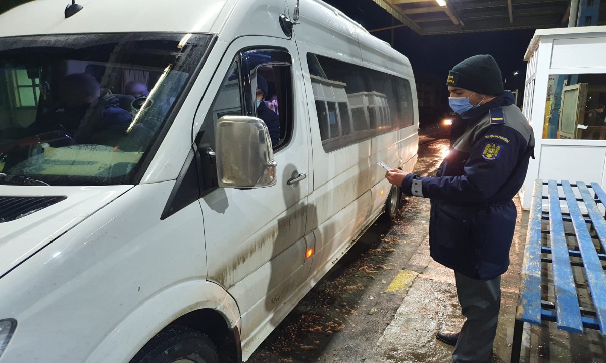Şofer profesionist, angajat cu permis de conducere fals. Poliţiştii de frontieră Albița efectuează cercetări