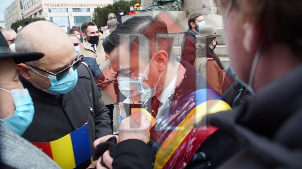 Primarul Mihai Chirica, atacat cu iaurt de un protestatar! – FOTO