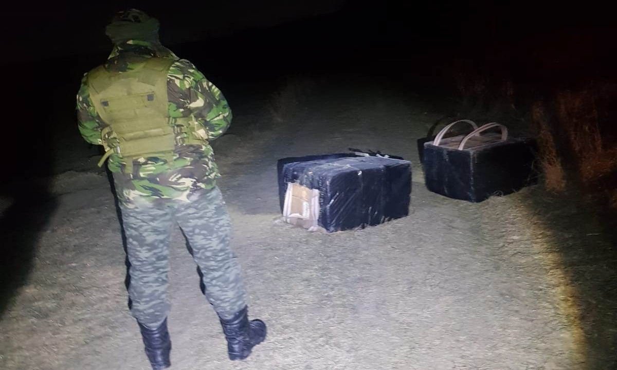 Mii de pachete de țigări de contrabandă și două permise de conducere false, descoperite de polițiștii de frontieră
