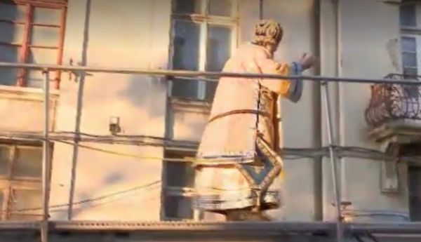 IPS Teodosie s-a urcat pe cisternă să sfințească apa: Așteaptă ca 10.000 de oameni să ia parte la Slujba de Bobotează – VIDEO