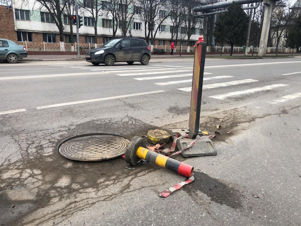Traficul din zona Bucium îngreunată de nepăsarea autorităților locale! Un canal împiedică bunul mers al circulaţiei – GALERIE FOTO