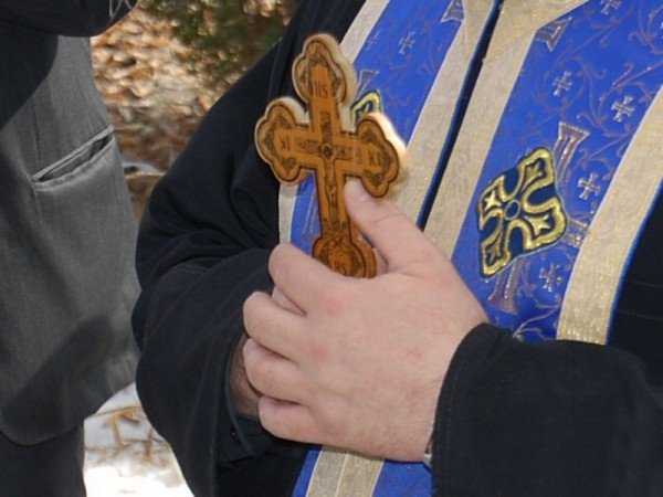 Un preot român a fost şantajat de mai mulţi indivizi după ce acesta le-a făcut sex oral! Indivizii au fost reţinuţi de oamenii legii