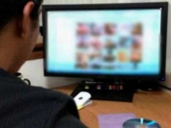 Un tânăr în vârstă de 25 de ani din Sibiu trimitea poze indecente unui copil în vârstă de 9 ani! Bărbatul e cercetat penal