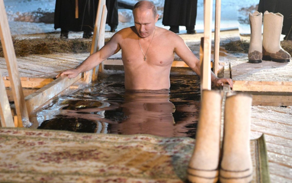 Vladimir Putin nu se lasă mai prejos! După ce mai mulți lideri europeni și-au arătat mușchii la vaccinare, președintele rus s-a scufundat în apă la minus 18 grade Celsius
