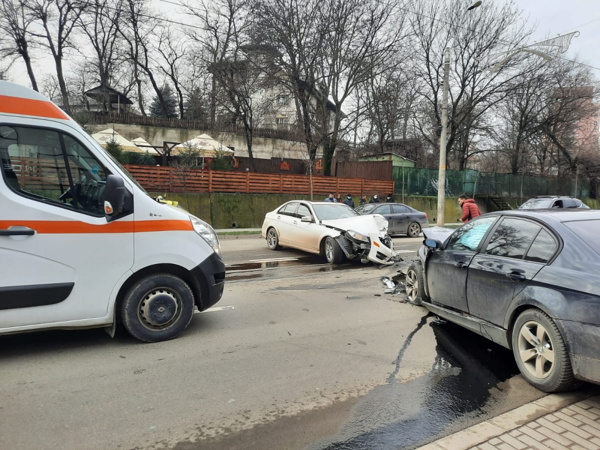 Accident rutier grav în Iași. Două autoturisme s-au ciocnit iar două persoane sunt rănite EXCLUSIV/FOTO LIVE VIDEO