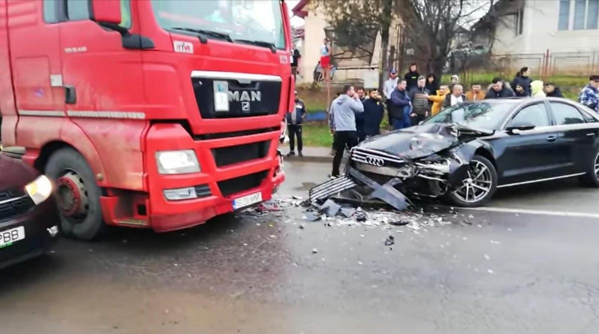 Accident rutier în Târgu Frumos. Un Audi a intrat în coliziune cu un TIR