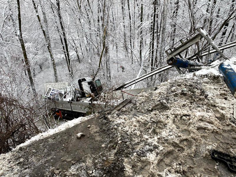 Grav accident rutier în Argeș, soldat cu doi morți, după ce un TIR a intrat în coliziune cu două autoturisme