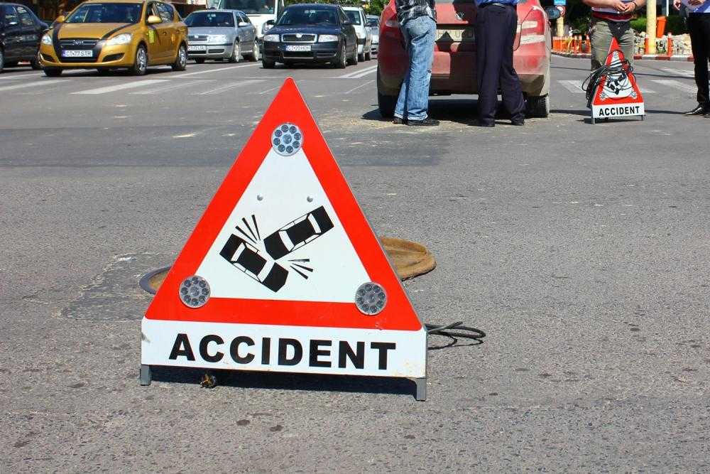 Accident rutier la reprezentanţa Renault din Iași. O mașină a intrat într-un gard – EXCLUSIV