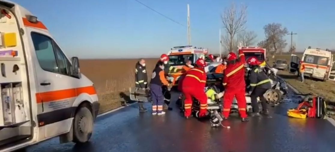 Accident rutier între o ambulanță și mașina Poliției. Cinci persoane au fost rănite grav