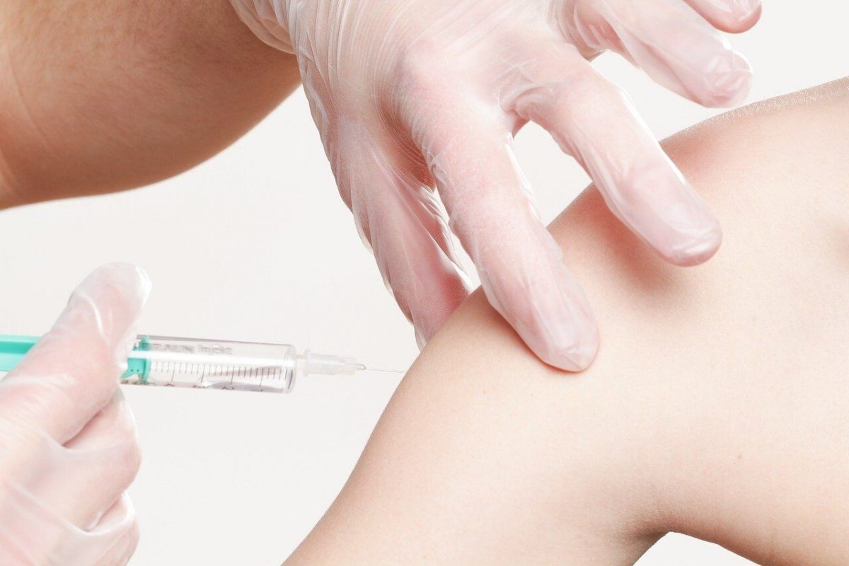 Vaccin anti-Covid-19: zâmbetul sau grimasa ajuta la reducerea durerii înțepăturii