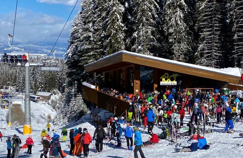 Îmbulzeală pe pârtia din Bansko, Bulgaria. Mii de români nu respectă măsurile anti-Covid-19 – VIDEO