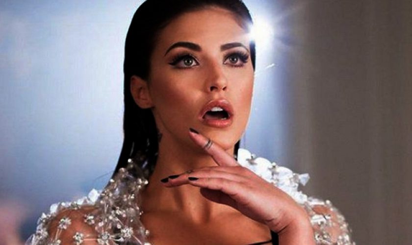 Detaliul ruşinos dintr-o poză cu Antonia. Ce are cântăreața pe față