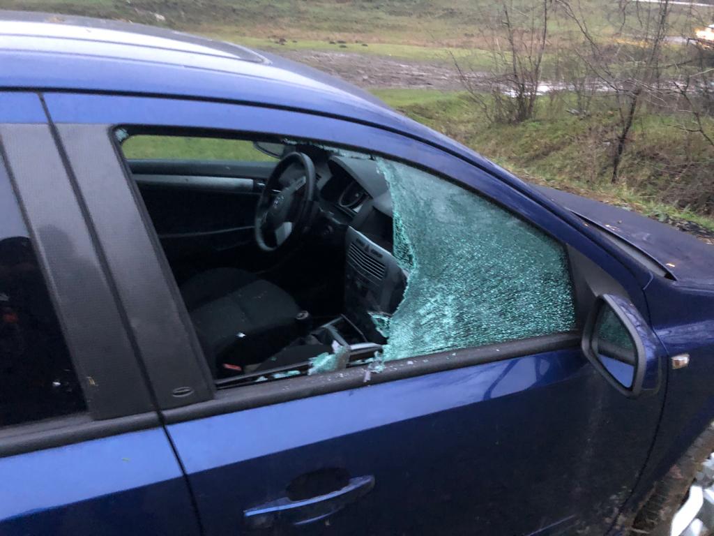 Coincidenţă? O maşină vandalizată, găsită la baza pârtiei de schi, unde se afla moartă studenta de la UMF – EXCLUSIV/ FOTO