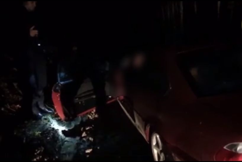 Doar în lenjerie intimă, un bărbat a făcut scandal cu jandarmii care l-au salvat din pădure: „Să-mi aduceți haine, țigări și mâncare!” – VIDEO