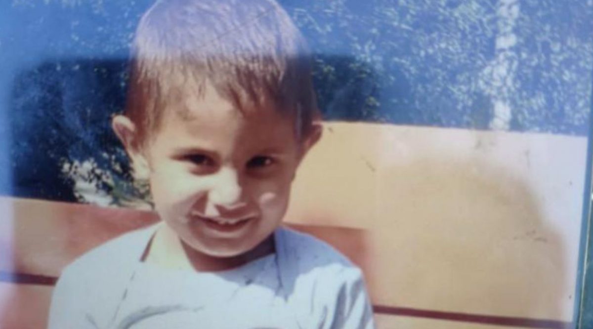 Copilul de doi ani, dat dispărut în satul Sâmbotin, comuna Schela din Gorj, a fost găsit. Micuțul era dezbrăcat şi desculţ