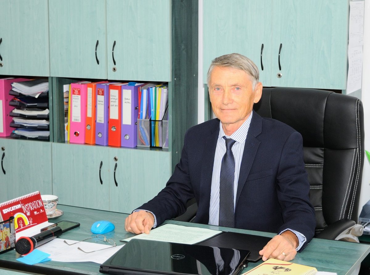 Unul dintre cei mai îndrăgiţi, longevivi şi cunoscuţi învăţători din Iaşi a ieşit la pensie