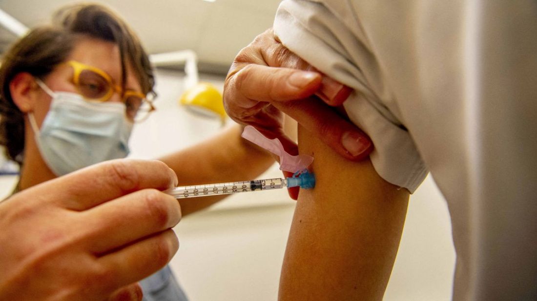 Ce se întâmplă în organism după prima doză de vaccin anti-covid?