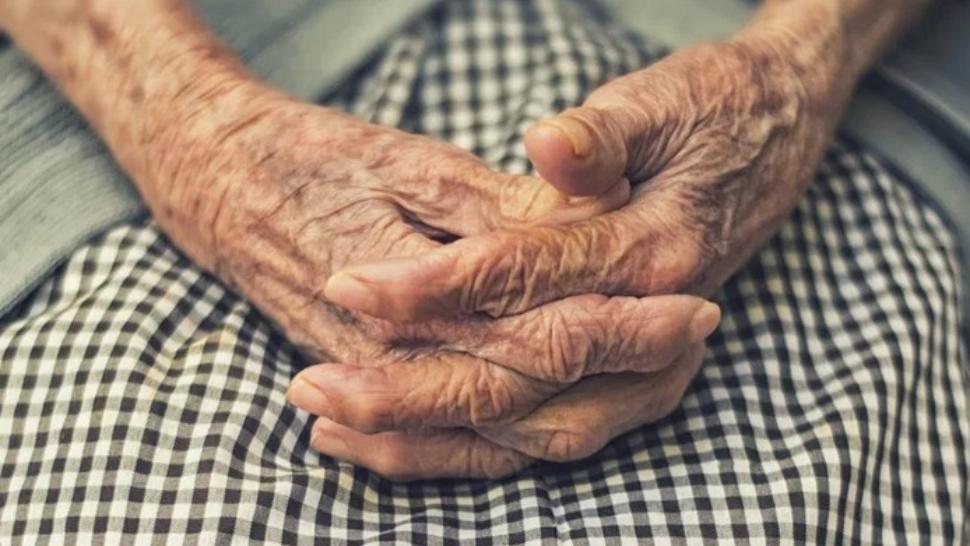 O bătrână a murit pe treptele spitalului din Corabia, în așteptarea unei scrisori medicale: „Mai avea nevoie de o ștampilă rotundă…”