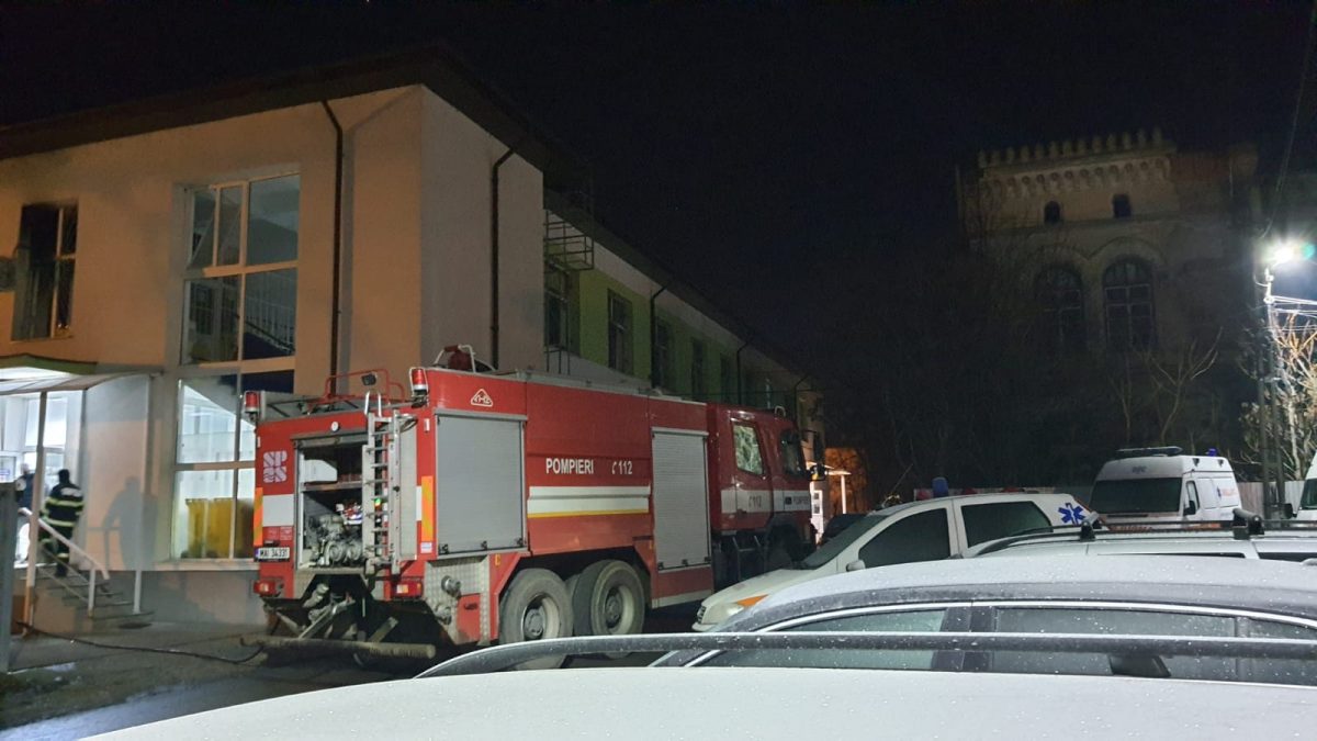 Plan roșu de intervenție în județul Neamț. Incendiu la Spitalul Municipal Roman. Secția de Psihiatrie a fost inundată de fum, iar un medic și un infirmier au fost intoxicați ușor cu monoxid de carbon – FOTO