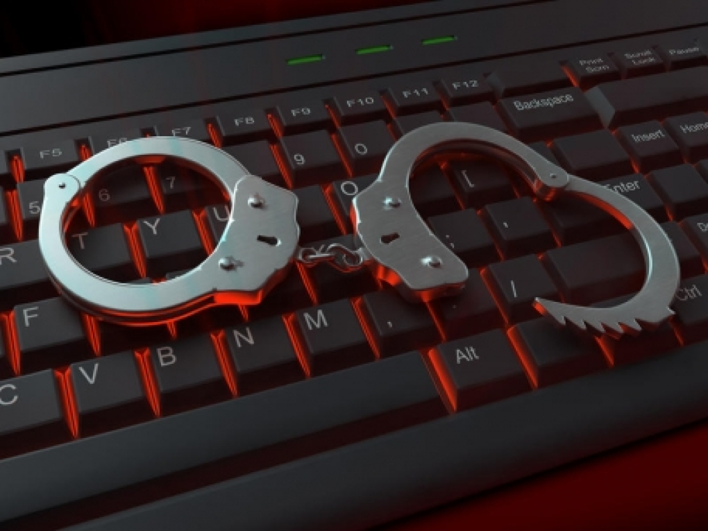 Un ieşean, reţinut pentru 24 de ore pentru infracţiuni informatice