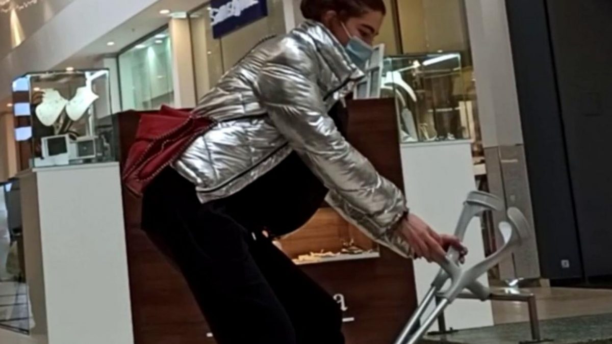 Ioana Boureanu a ajuns în cârje! Cu a fost surprinsă fiica fostului deputat la cumpărături