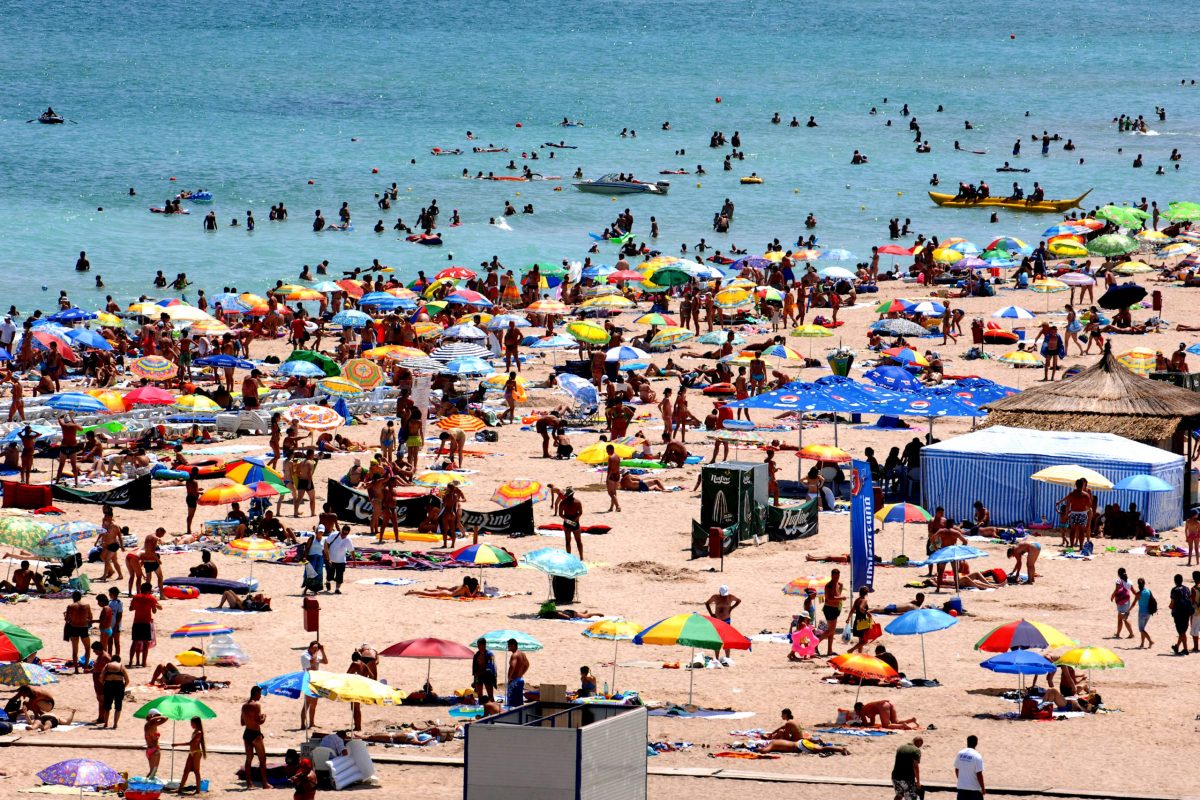 Românii sunt optimiști, dar și prudenți! Și-au cumpărat deja bilete la mare pentru la vară, dar și-au făcut și asigurare storno