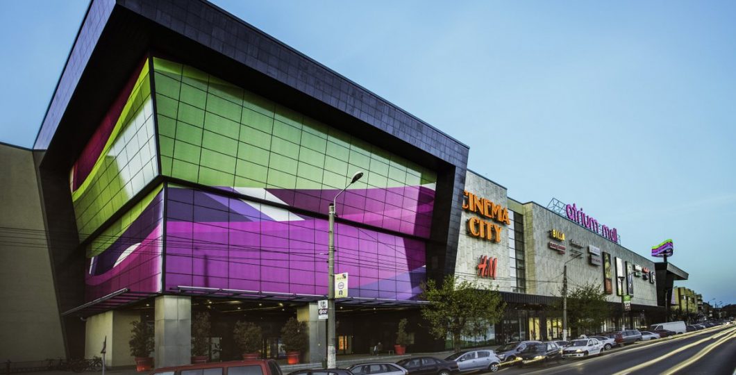 Tavanul unui mall din Arad s-a prăbușit, după o reparație de mântuială – VIDEO