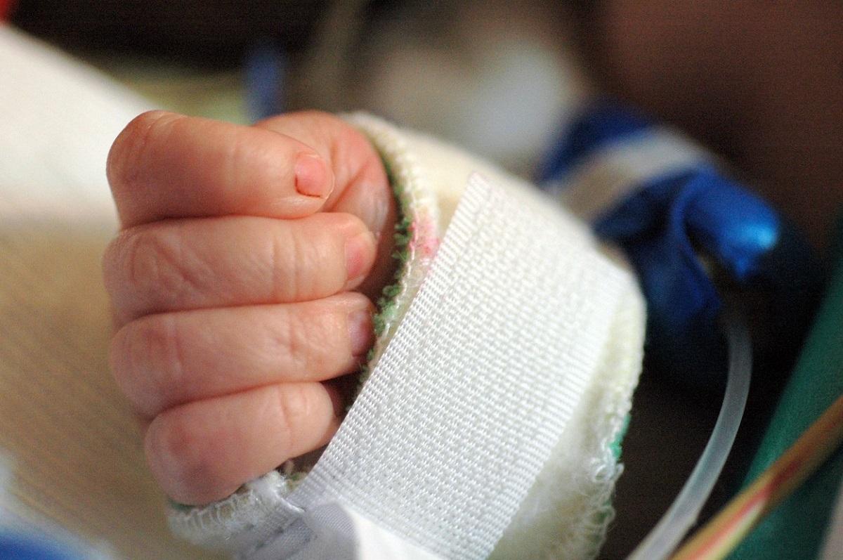 Fetiţă din Vâlcea, lovită cu bestialitate de tatăl vitreg. Micuţa luptă să trăiască