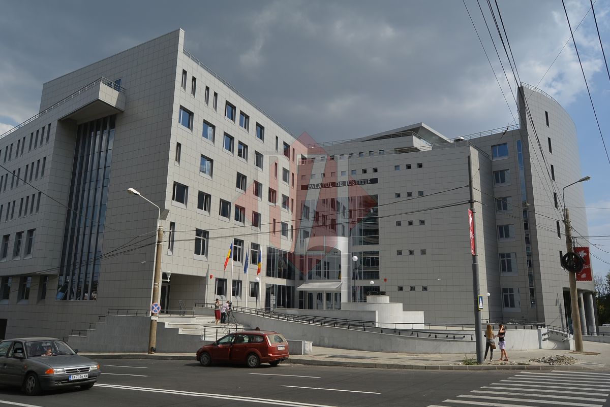 Un bărbat a căzut pe holul Palatului de Justiţie din Iaşi. Medicii au intervenit de urgență – Exclusiv