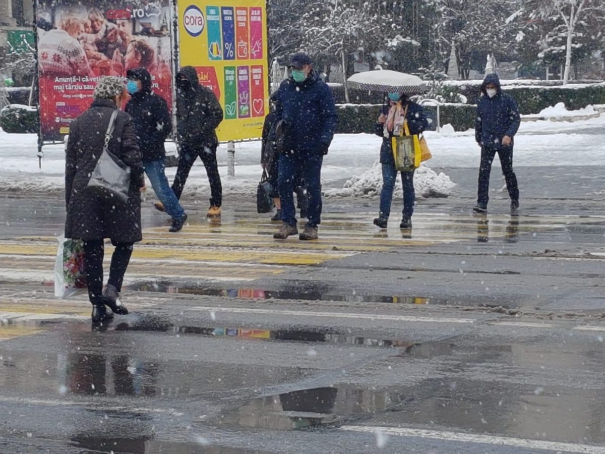 Fără haine negre iarna. Viaţa pietonilor, în pericol în fiecare zi