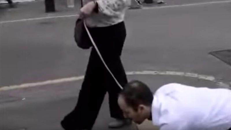 O femeie şi-a plimbat soţul în lesă ca să poată ieşi din casă în timpul restricţiilor de circulaţie. Cei doi au primit o amendă usturătoare
