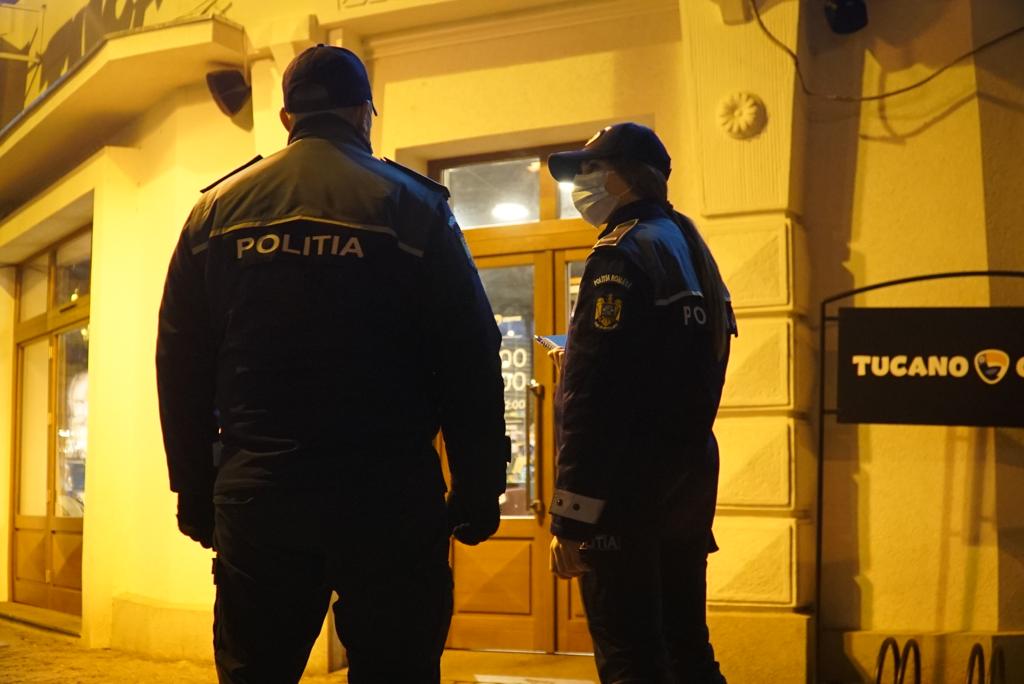 Poliţiştii au verificat zonele aglomerate pentru a vedea dacă ieşenii respectă măsurile impuse anti-Covid-19 – FOTO