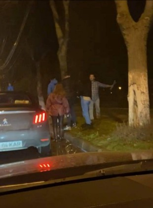 Tânără lovită de un poliţist local beat: A venit la mine cu o bâtă de 2 metri