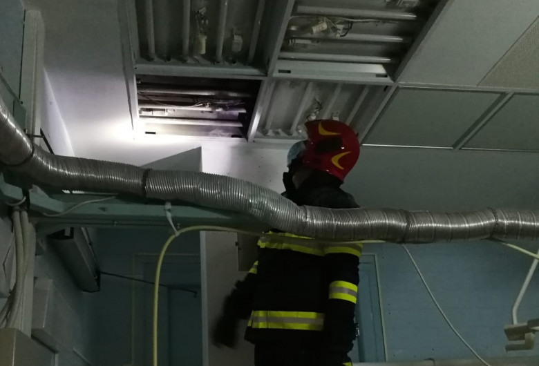 Incendiu într-un bloc din Iași. Mai multe familii au fost evacuate. Pompierii au lichidat focul EXCLUSIV