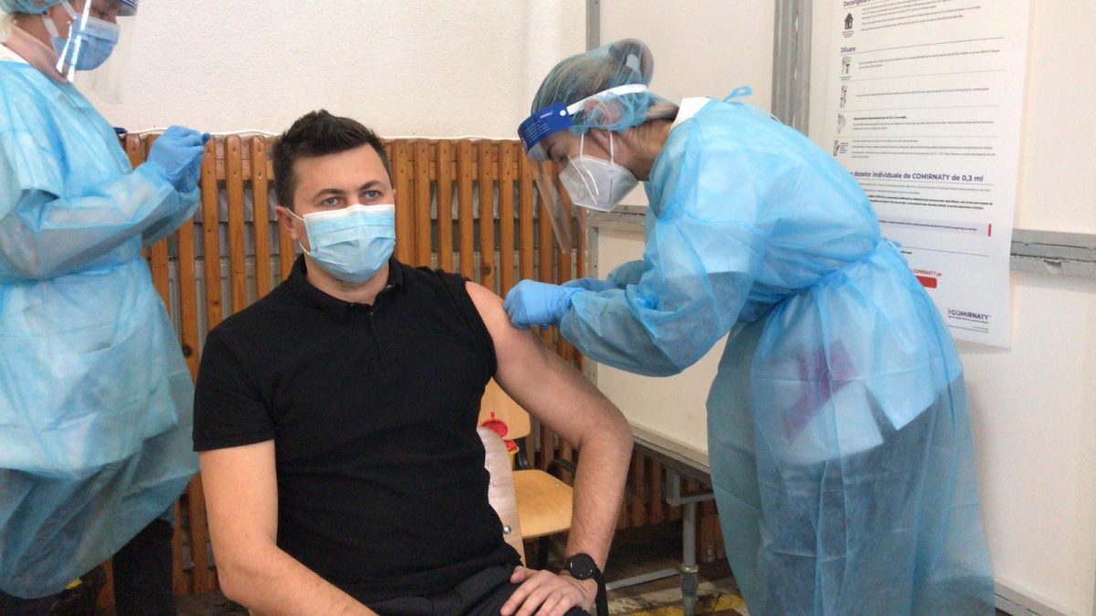 Iată care sunt primii profesori care s-au vaccinat anti-Covid-19 la Iaşi – FOTO/ VIDEO