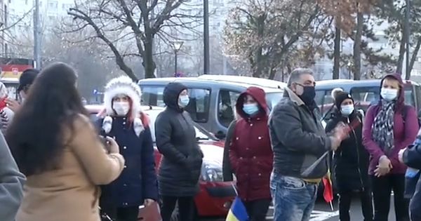 Protest al părinților elevilor din Sectorul 1. Clotilde Armand a tăiat bursele copiilor!