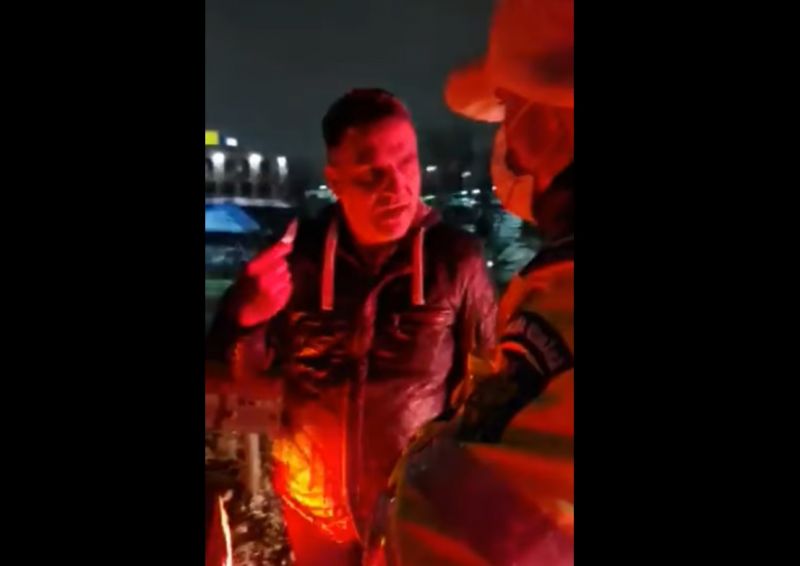 Conflict în mijlocul străzii între un bărbat și un om al legii! Ce a putut să facă un român din Anglia – VIDEO