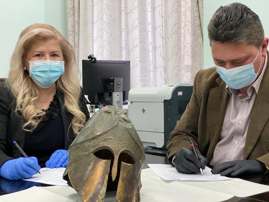 Coiful corintic de bronz găsit de un ieșean, primit în custodie de Complexul Muzeal Național „Moldova” din Iași de la IPJ Neamț