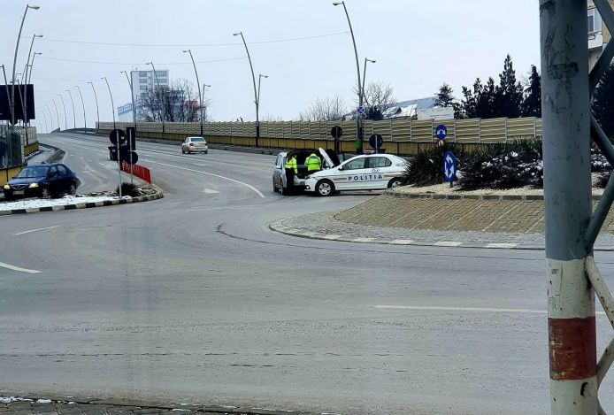 O şoferiţă din Bacău a rămas în pană şi a fost ajutată de Poliţie. Ce a urmat întrece orice imaginaţie