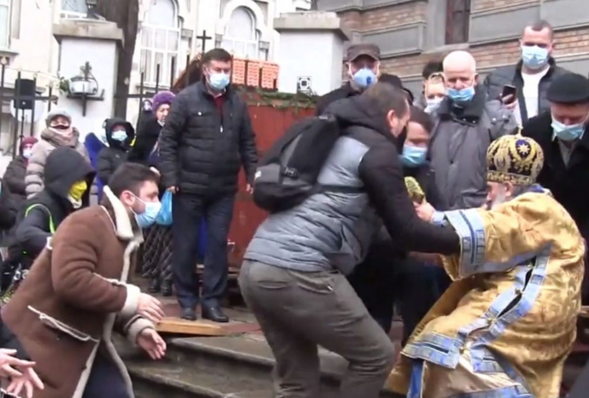 ÎPS Teodosie s-a împiedicat pe scări şi a căzut, din nou, la slujba de sfinţire a apei pentru Bobotează