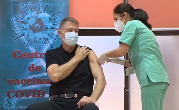 Mușchii l-au făcut viral astăzi pe Klaus Iohannis. Ce glume au apărut în mediul on-line – Galerie Foto