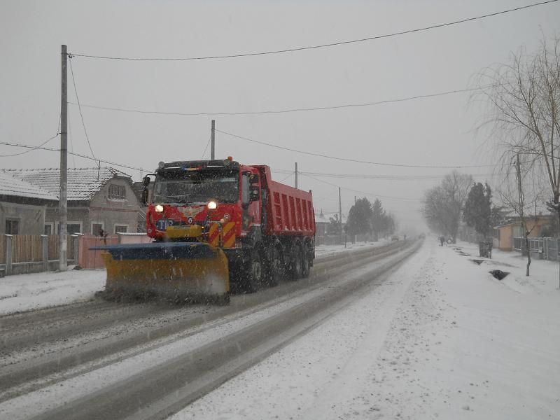 Sute de tone de material antiderapant, răspândite pe drumurile din judeţul Iaşi. Utilajele de deszăpezire acţionează în forţă