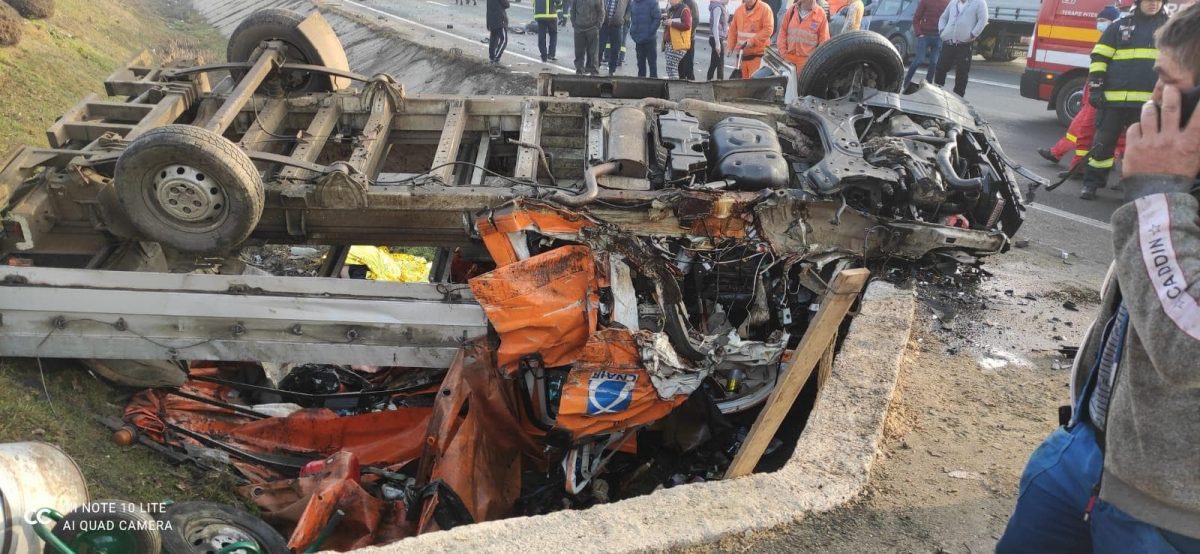 A fost activat planul roşu de intervenţie după un accident rutier grav în judeţul Giurgiu. Cel puţin o persoană a decedat – FOTO