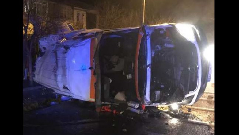 O ambulanță care transporta o pacienta cu coronavirus, implciată într-un accident. Femeie a decedat
