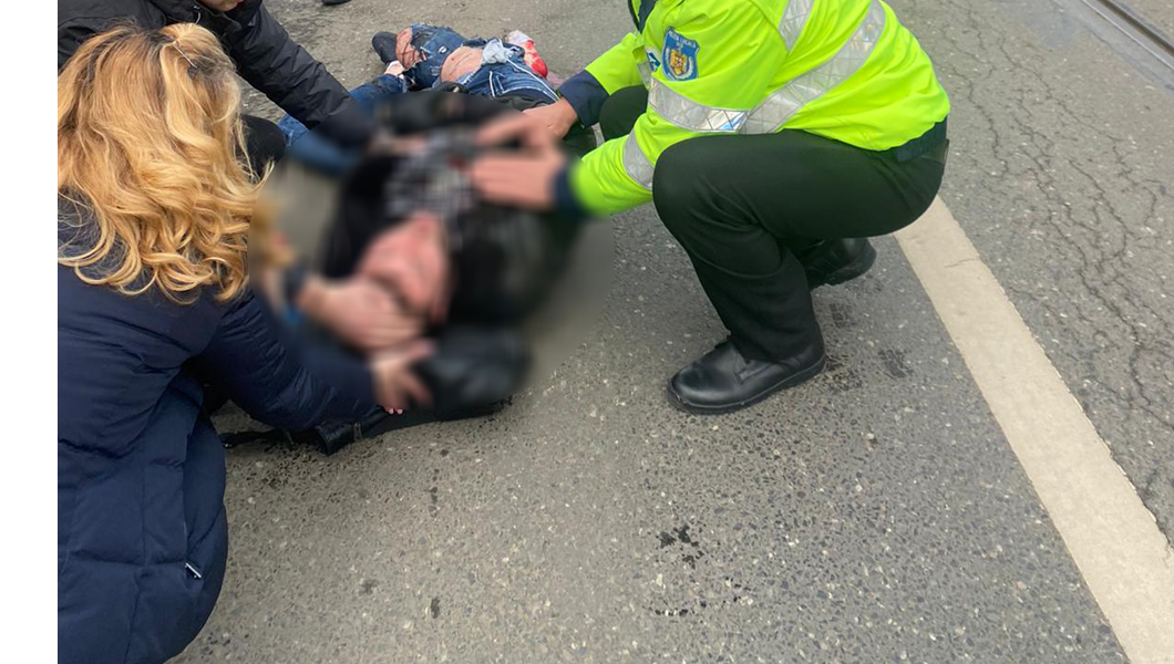 Accident rutier grav în municipiul Iași. Un motociclist a fost acroşat de un autoturism – EXCLUSIV FOTO, VIDEO