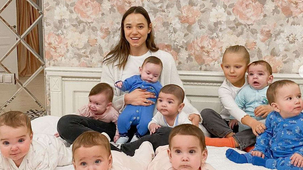O tânără de 23 de ani a devenit mama a 11 miucți! Femeia a apelat la ajutorul mamelor surogat!