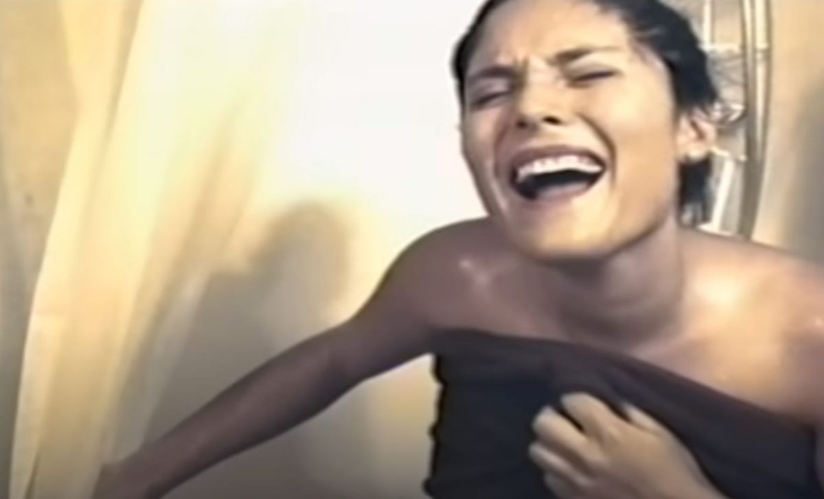 A vrut să îi facă o glumă soției, dar a ieșit din încăpere îngrozit și transpirat VIDEO
