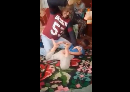 Un copil a fost bătut fără milă de către tată său. Mama filma totul